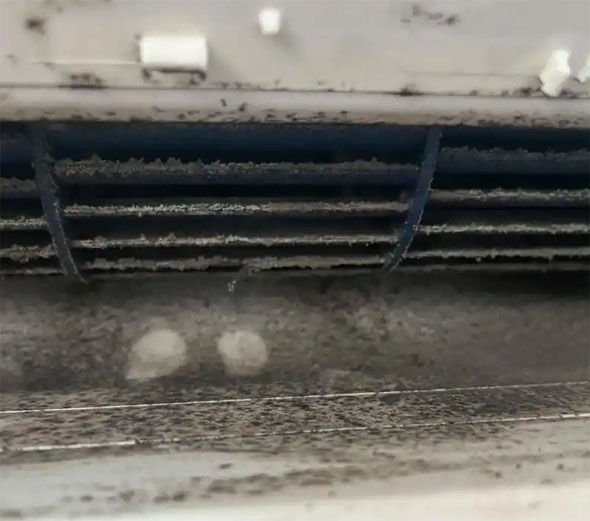 阿拉善右空调吹的风有股烧焦味是怎么回事